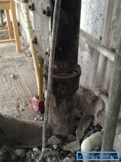 Заміна стояків у квартирі не вбереже вас від течі в перекритті. Заміна стояків у квартирі не вбереже вас від течі в перекритті.