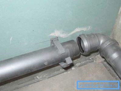 Замикається хомут для кріплення комунікацій. Замикається хомут для кріплення комунікацій.