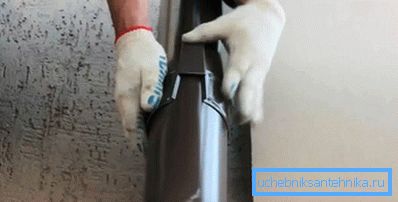 защелкивают замок