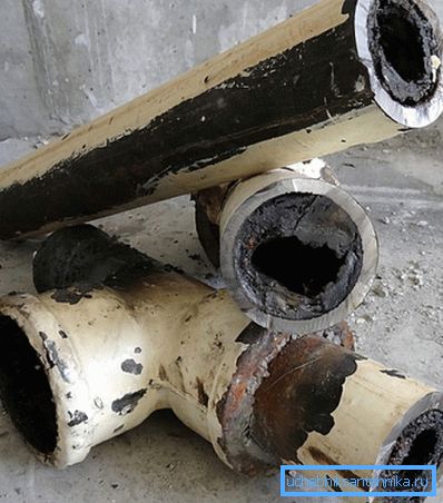 Засмічення внутрішнього просвіту каналізаційної труби. Засмічення внутрішнього просвіту каналізаційної труби.