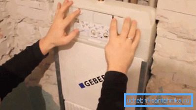 Потім встановлюється бачок Потім встановлюється бачок
