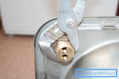 Затягуємо гайку ключем. Затягуємо гайку ключем.