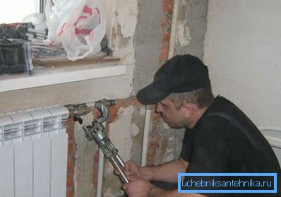 Затягувати з'єднання найкраще динамометричним ключем. Затягувати з'єднання найкраще динамометричним ключем.